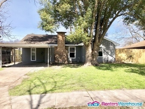 Building Photo - Stunning one story rare 3 bedroom 2 bath home