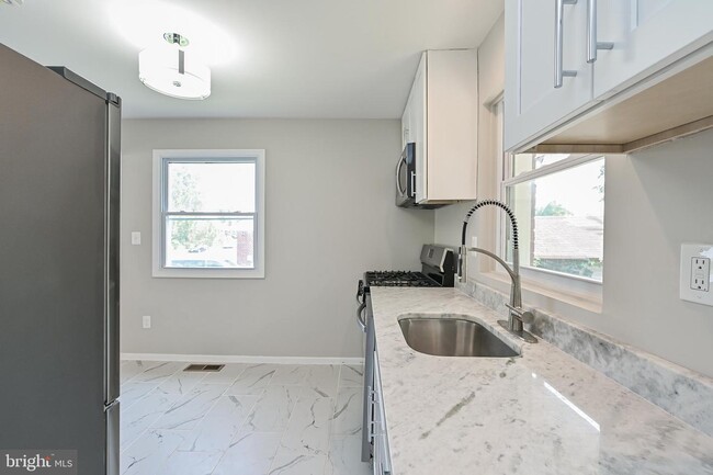 Foto del edificio - 2213 Lewisdale Dr