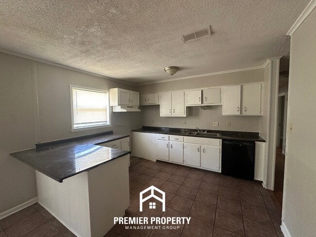 Building Photo - Move-In Ready 4 Bedroom Rental in 38134 - Hardwood Floors & Open Kitchen