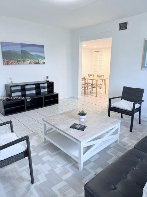 Foto del edificio - 7610 Dickens Ave