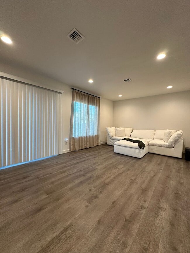 Foto del edificio - 527 Canterbury Ln