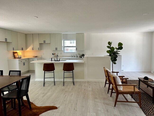 Foto del edificio - Beautiful Raised Ranch In Kings Ridge Blue...