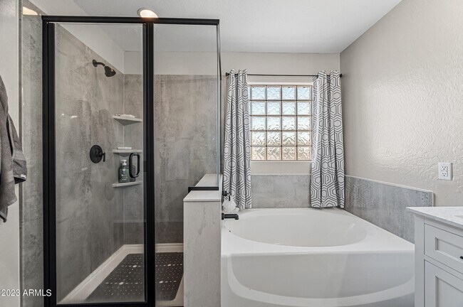 Foto del edificio - 15046 W Sells Dr