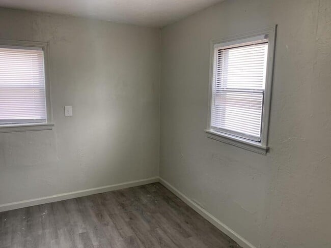 Building Photo - 1600 E Madison St