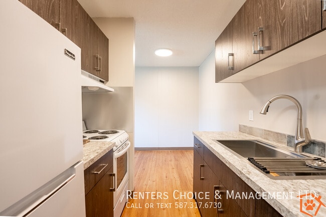 Building Photo - Renovated Third Floor Apartment Near Ameni...