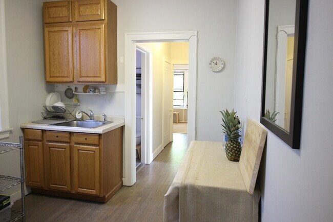 Foto del edificio - 3058 N Honore St