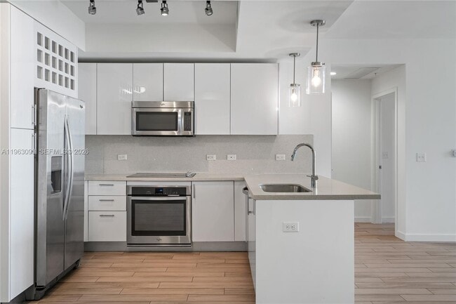 Building Photo - 999 SW 1st Ave