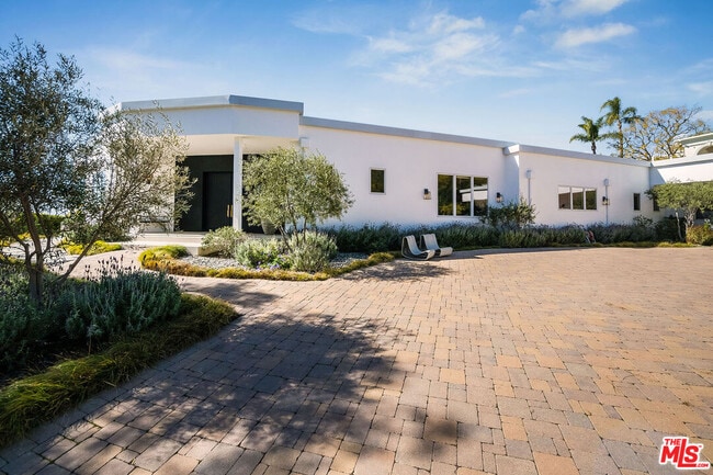 Building Photo - 580 Chalette Dr