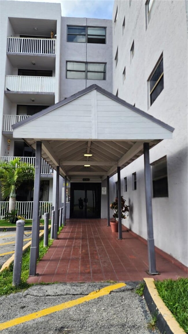 Foto del edificio - 8185 NW 7th St