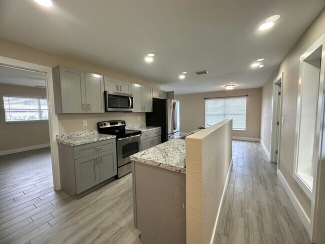 Foto del edificio - Great Location! 2 Bed 2 Bath Duplex Available Now