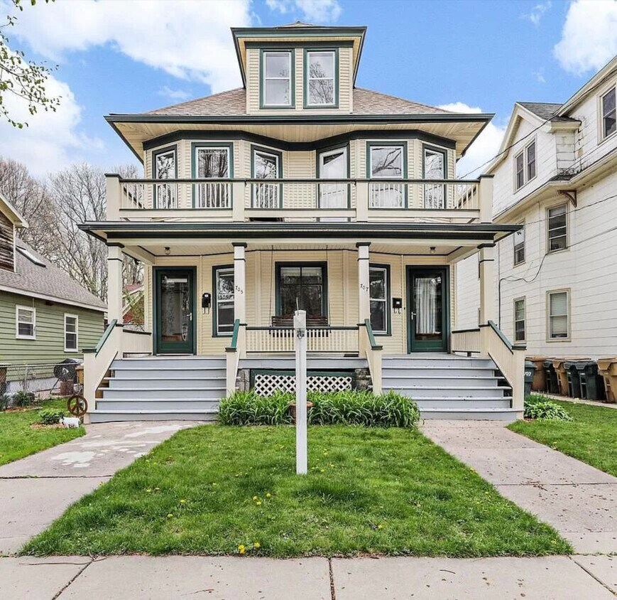 707 Dickinson. Entrada a la derecha. - 707 S Dickinson St