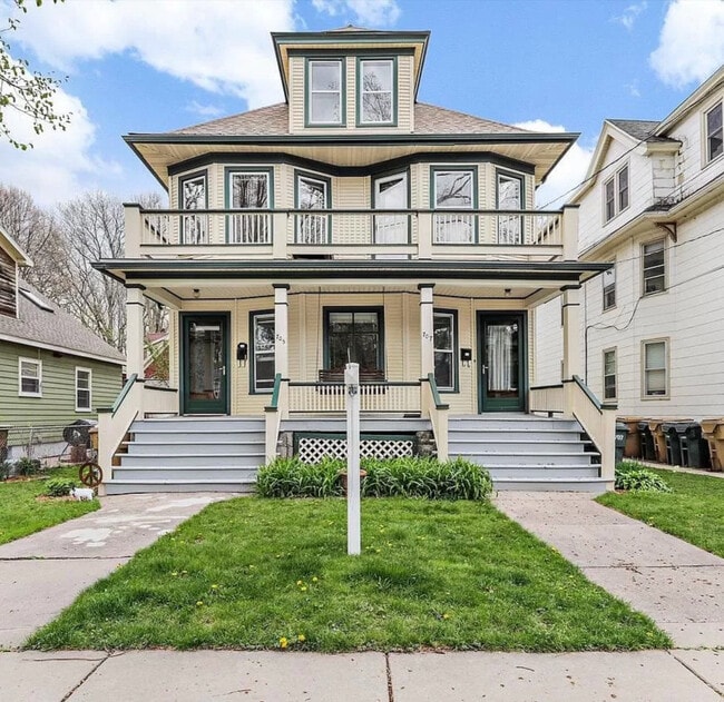 707 Dickinson. Entry to the right. - 707 S Dickinson St