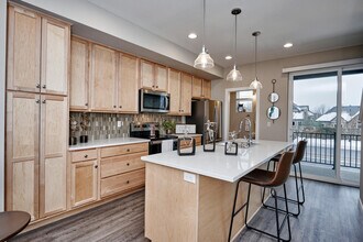 Building Photo - Creekline Townhomes