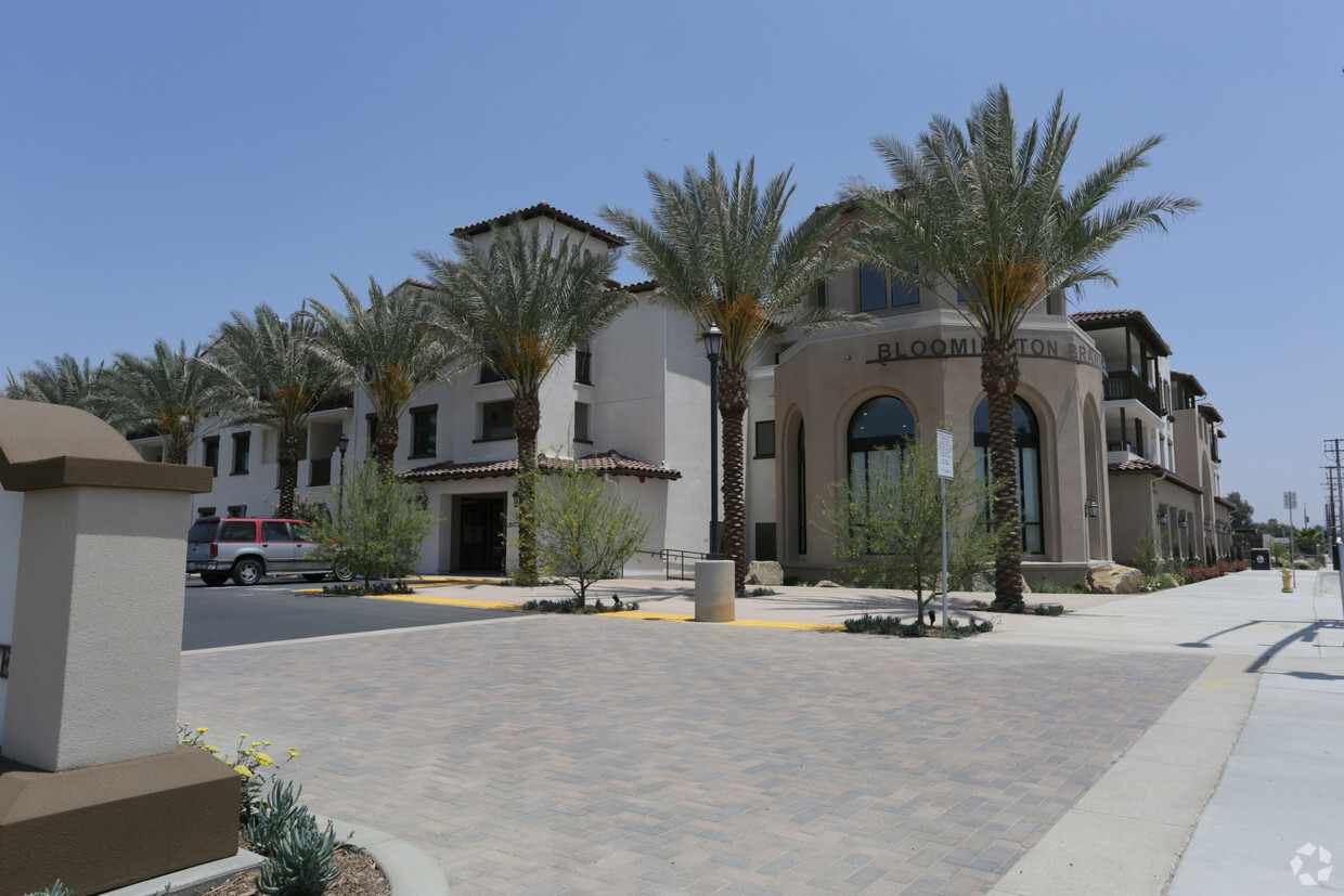 Foto del edificio - Lillian Court - WAITLIST CLOSED
