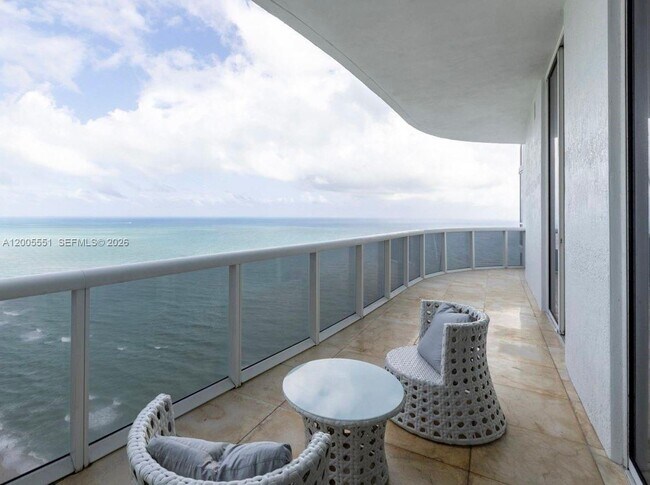 Foto del edificio - 15811 Collins Ave