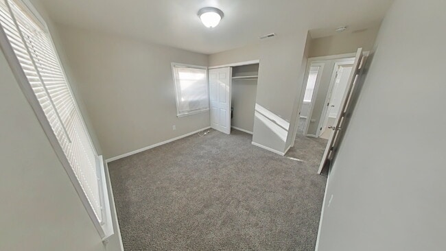 Building Photo - "Charming 3-Bedroom Home in Roseville - Cozy Living with 924 Sq Ft of Comfort!"