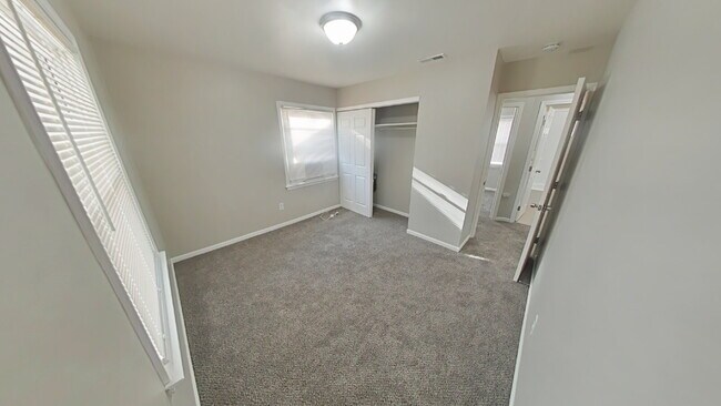 Foto del edificio - "Charming 3-Bedroom Home in Roseville - Cozy Living with 924 Sq Ft of Comfort!"