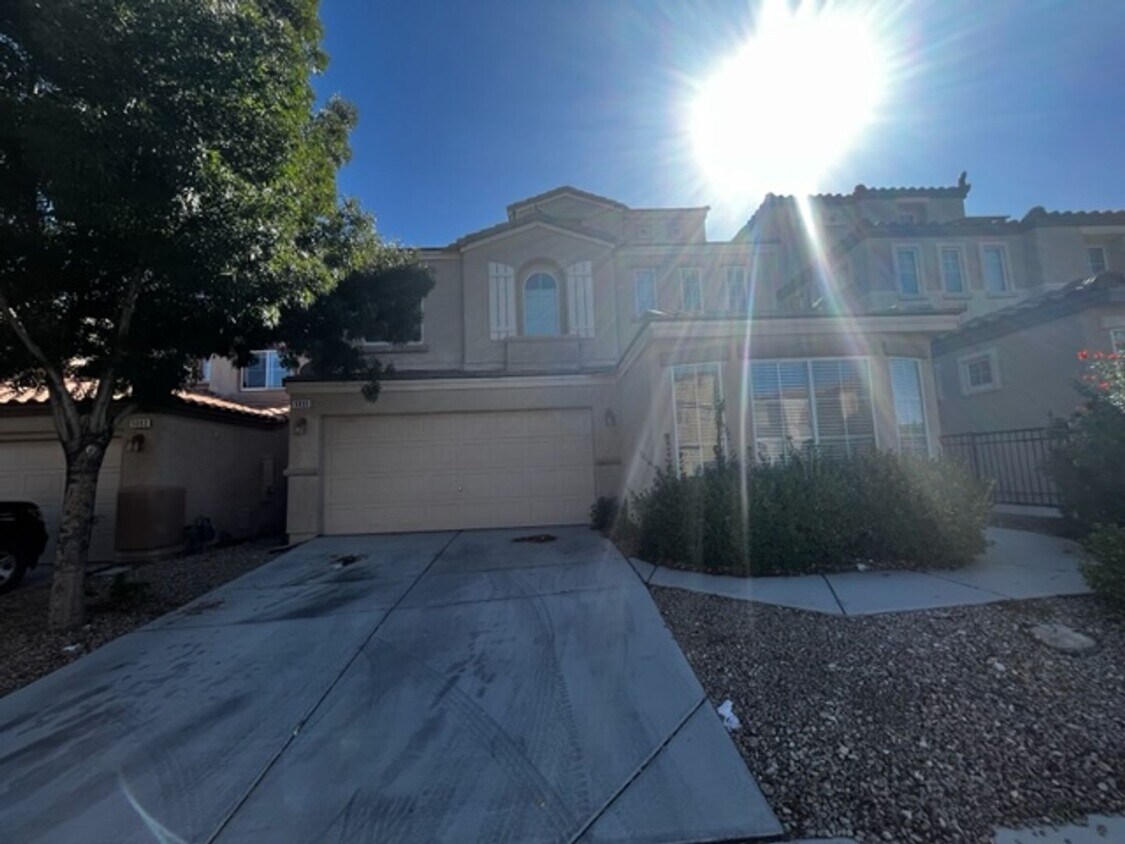 Foto principal - Welcome to this stunning 3-story home loca...