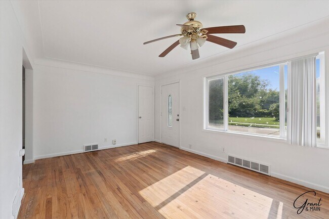 Foto del edificio - $1350 3 bedroom bungalow Eastpointe