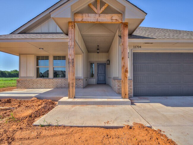 Foto del edificio - Brand new home available the end of August...