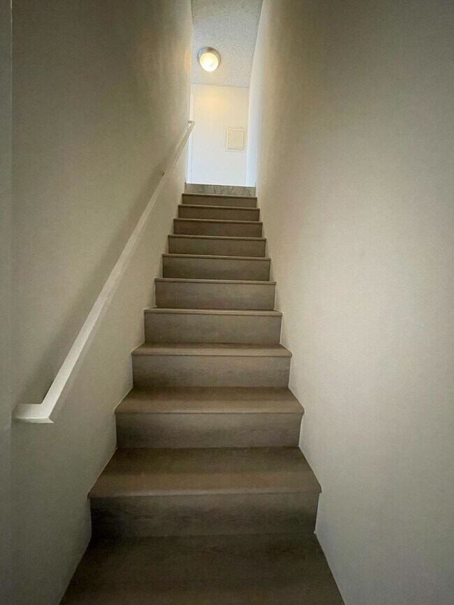 Building Photo - Beautiful 3-Bed/3-Bath Van Nuys Condo – Sp...
