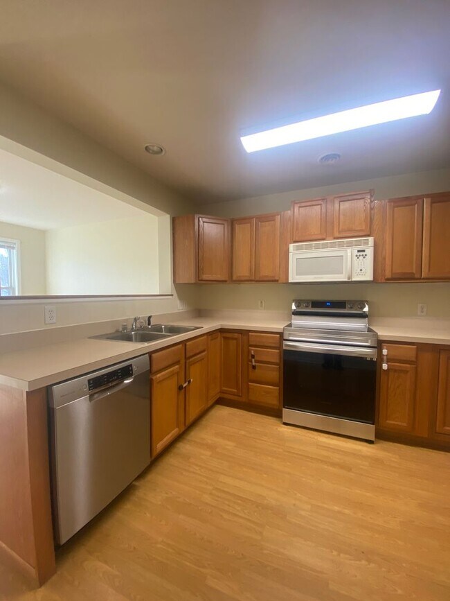 Foto del edificio - Beautiful 3 Bedroom, 2 1/2 Bath Townhome