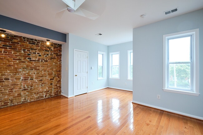 Building Photo - 814 5th St NE
