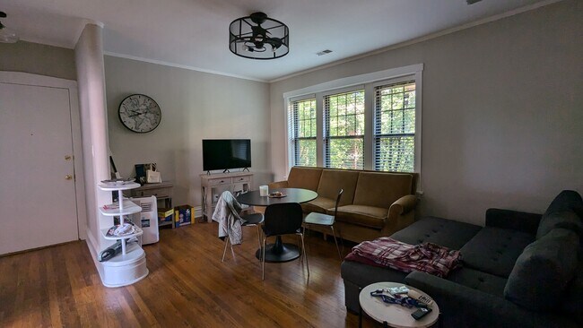 Foto del edificio - 5026 N Winthrop Ave