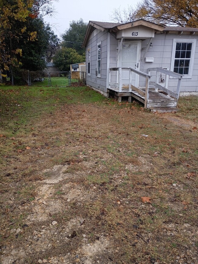 Building Photo - 613 Brook Dr