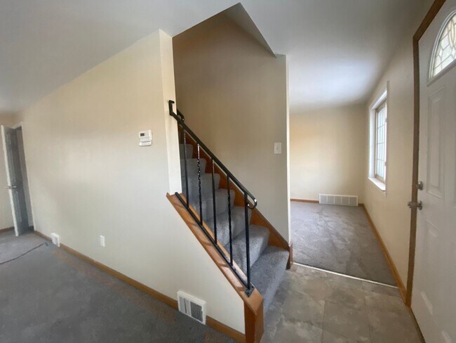 Building Photo - 3 Bedroom Home Available NOW!