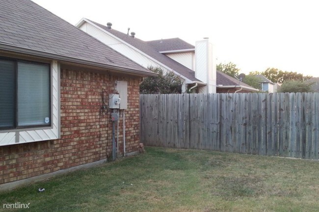 Building Photo - 2758 Briar Hill Dr