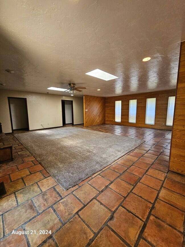 Foto del edificio - (3) Bed, (2) Bath with 1900 SQFT Avail NOW!