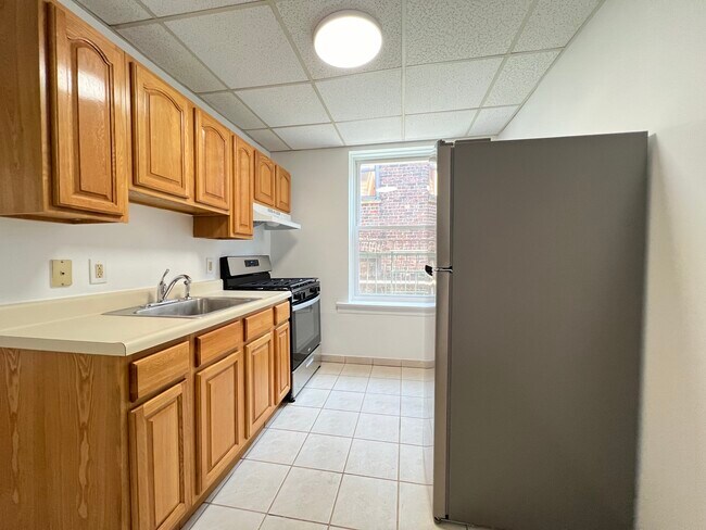 Building Photo - 181 W 48th St