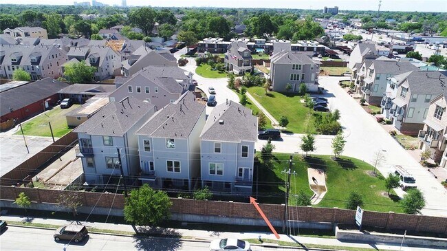 Building Photo - 1708 Oak Leaf Pass Dr