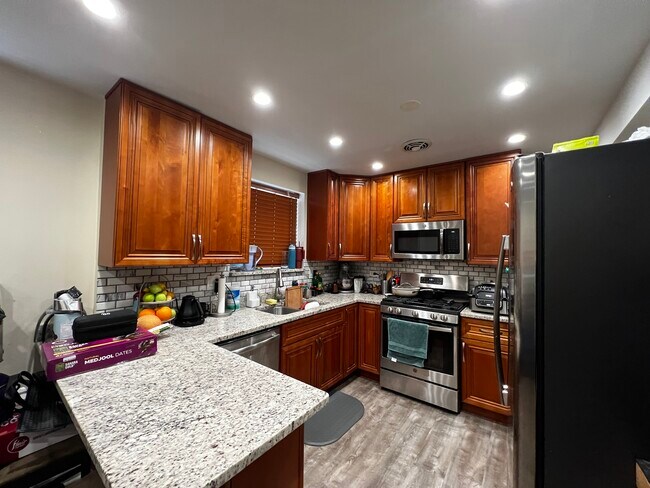 Foto del edificio - 8052 N Oriole Ave