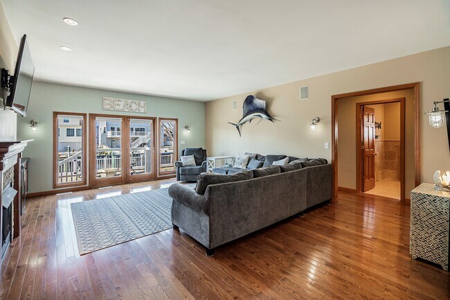 Sala de estar con puertas francesas a la piscina y la laguna. - 18 Halsey Dr