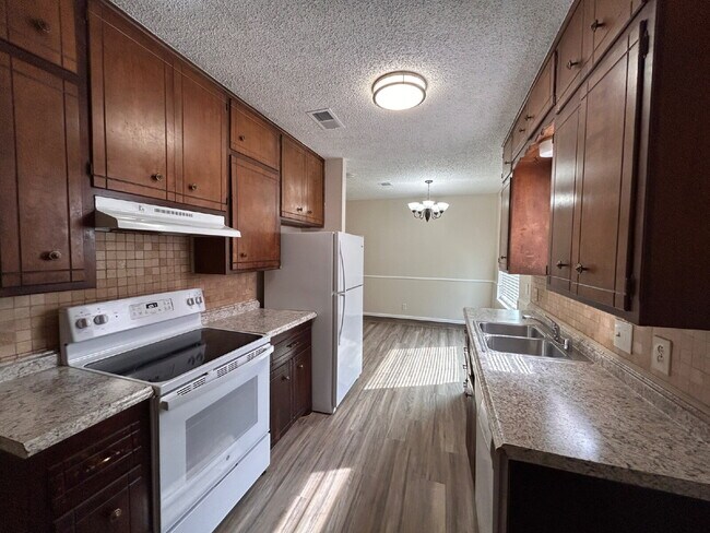 Building Photo - Updated 3/2/1 duplex in Northwest Lubbock.
