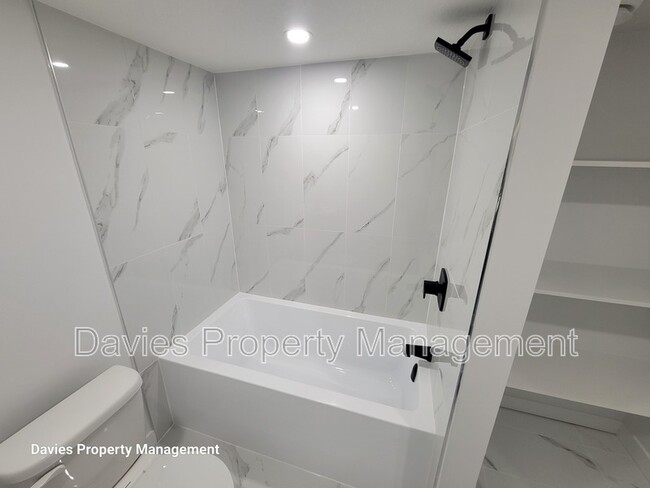 Photo du bâtiment - 16230-16219 19 Ave SW