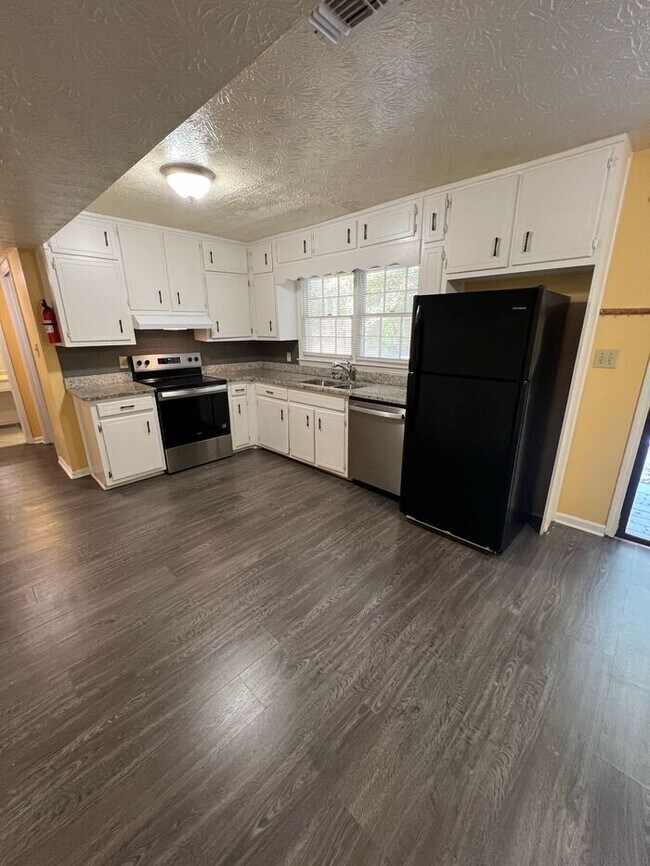 Foto del edificio - NOW AVAILABLE!!! Beautiful Townhome with M...