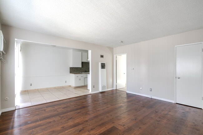 Foto del edificio - 320 E Del Mar Blvd