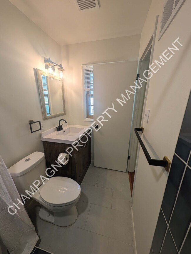 Foto del edificio - 4 Bedroom, 4 Bathroom Updated Home in Kansas City