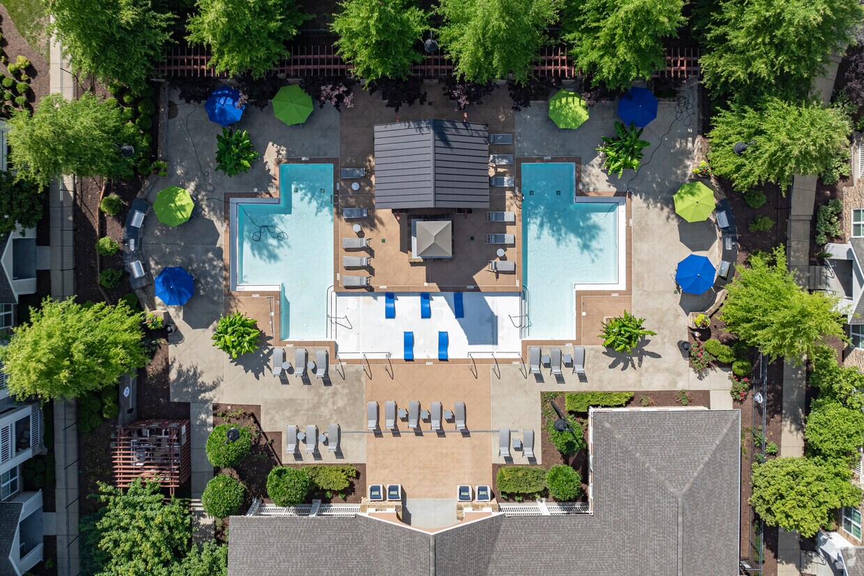 Áreas de piscina, salón y parrilla del resort - Grand Oak at Town Park