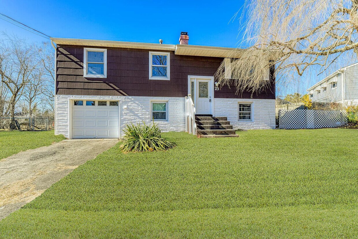 Primary Photo - 23 Forest Valley Dr