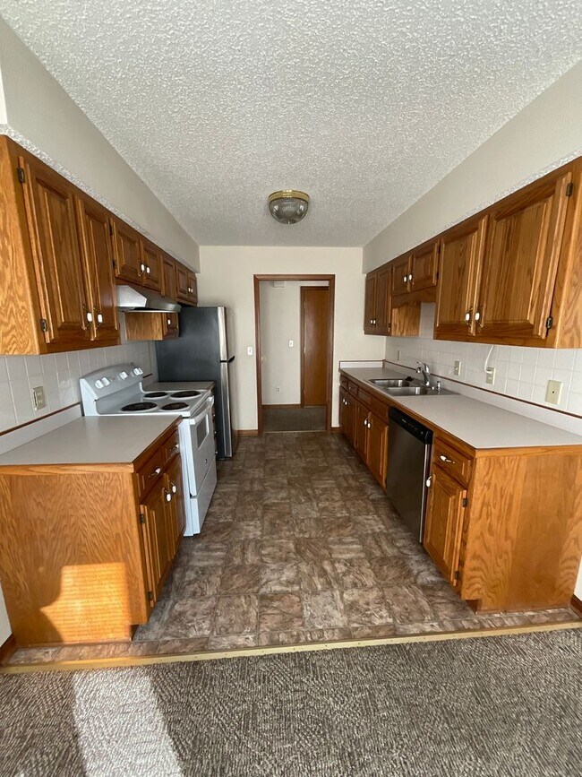 Building Photo - Very Nice 2 Bedroom 2 Bath w/Attached 1-Ca...