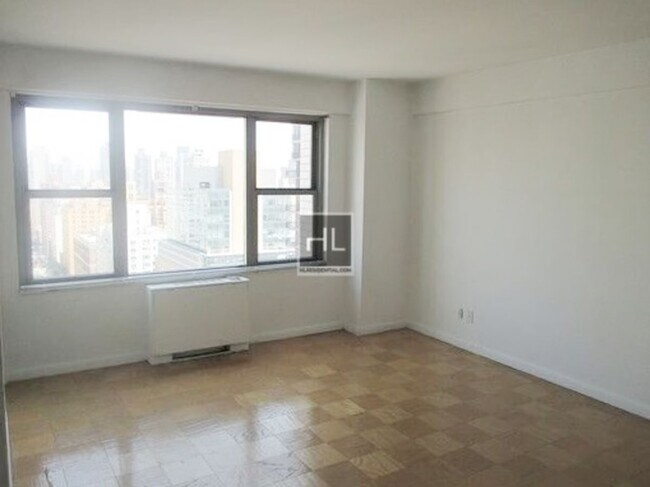 Building Photo - E 63rd St