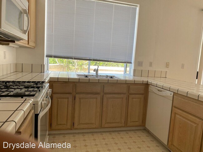 Building Photo - 3 br, 2.5 bath House - 114 Keil Bay (LO)