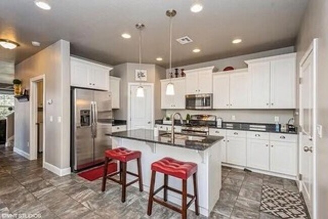 Foto del edificio - Modern Desert Living in a Bright & Spacious Townhome
