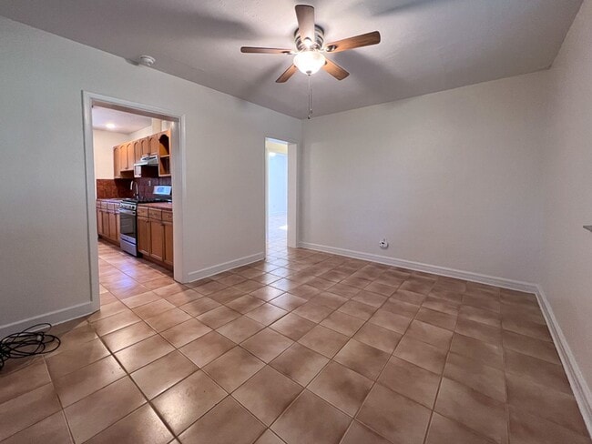 Foto del edificio - 2BR/1BA Pet Friendly House - available early May!