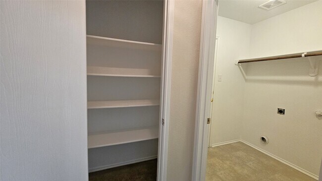 Foto del edificio - 715 Hallvale Dr