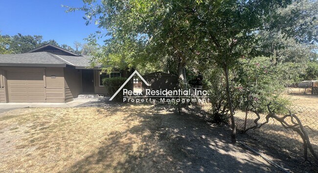Building Photo - Updated 2bd/1ba Sacramento Duplex